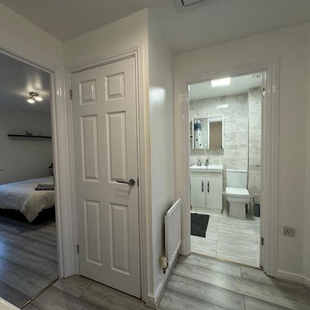 Spacious 3 Bedroom Home, With Private Driveway 5 Minutes From Excel Centre & Custom House Londra Dış mekan fotoğraf
