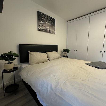 Spacious 3 Bedroom Home, With Private Driveway 5 Minutes From Excel Centre & Custom House Londra Dış mekan fotoğraf