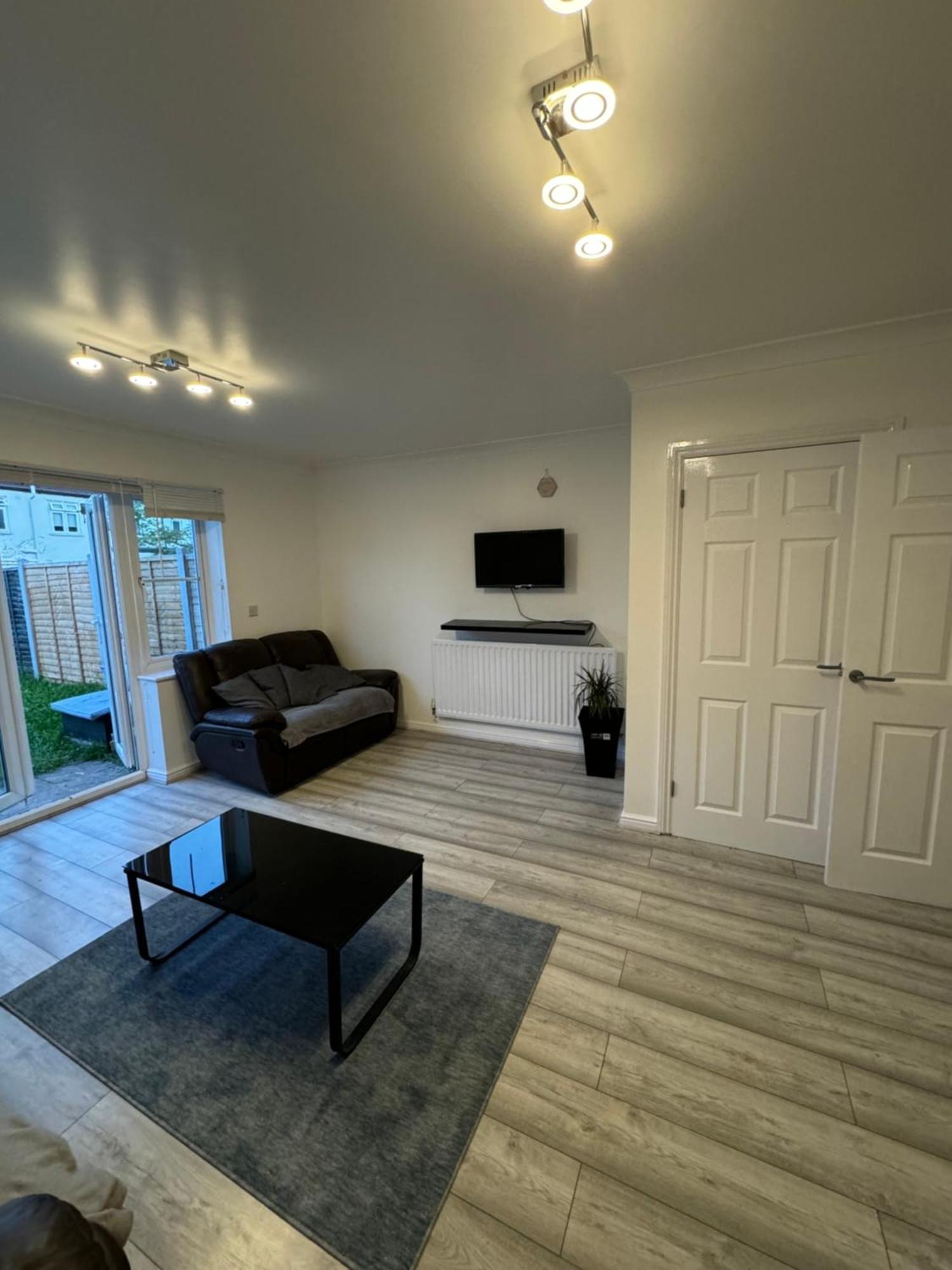 Spacious 3 Bedroom Home, With Private Driveway 5 Minutes From Excel Centre & Custom House Londra Dış mekan fotoğraf
