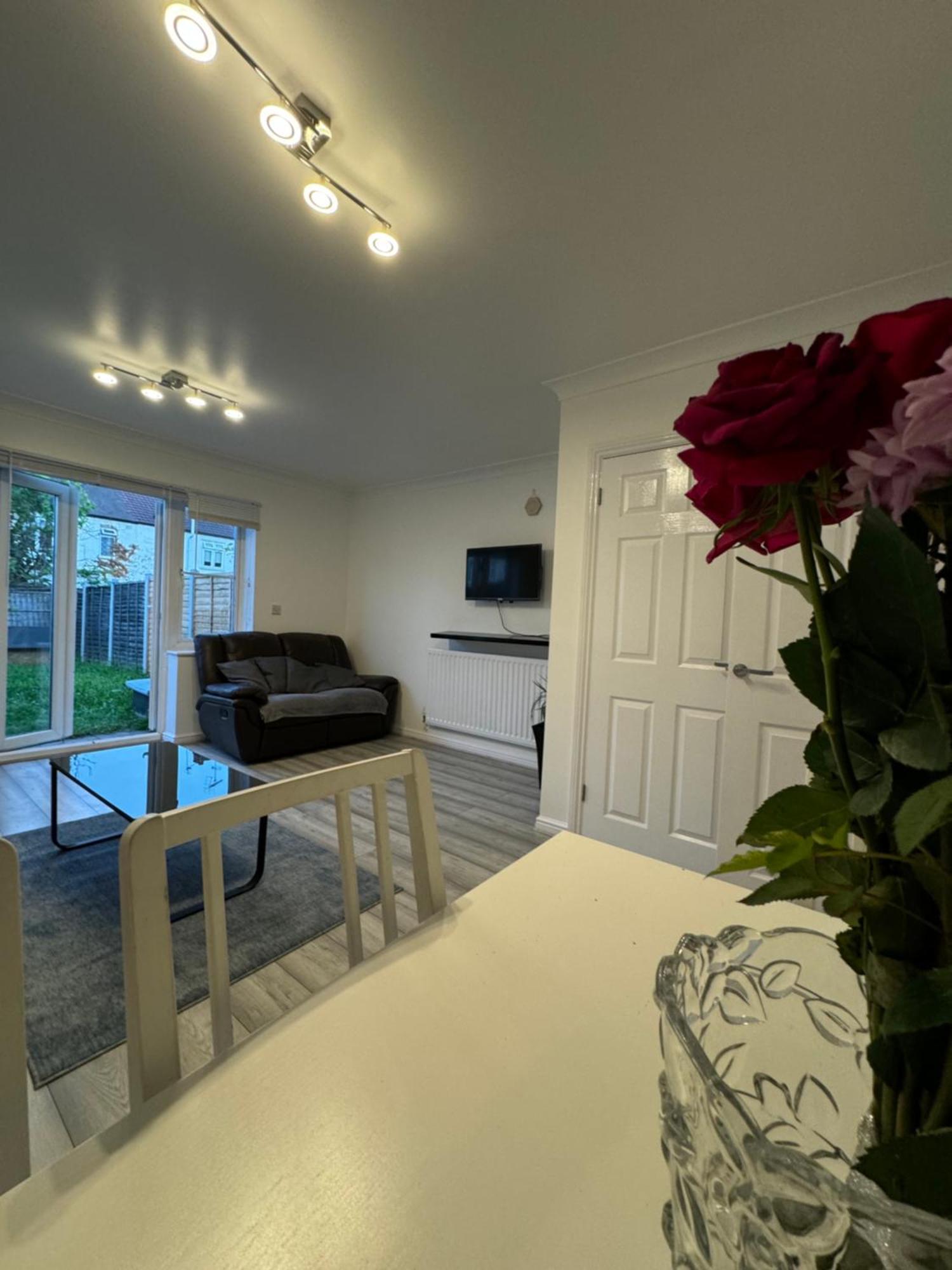 Spacious 3 Bedroom Home, With Private Driveway 5 Minutes From Excel Centre & Custom House Londra Dış mekan fotoğraf