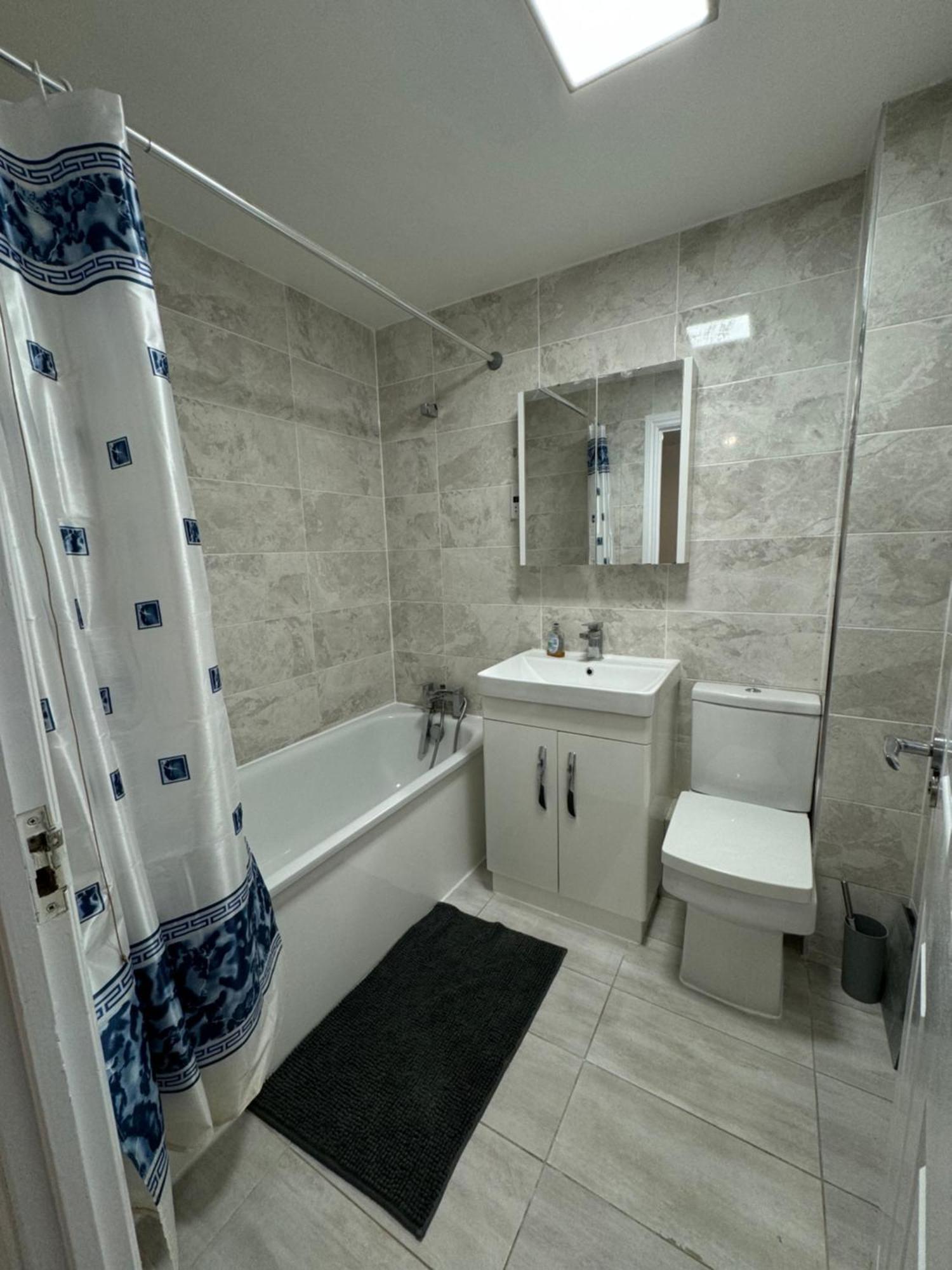 Spacious 3 Bedroom Home, With Private Driveway 5 Minutes From Excel Centre & Custom House Londra Dış mekan fotoğraf